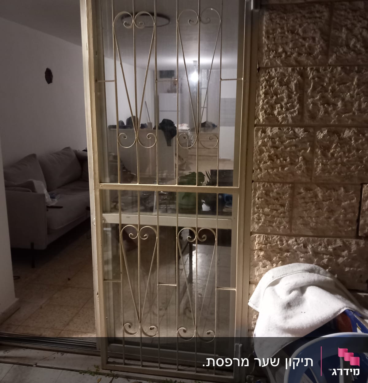 דלת מתכת עם סורגים מעוצבים בכניסה לבית